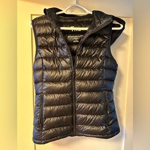 Aritzia TNA Botaine Superlight Down Puffer Vest